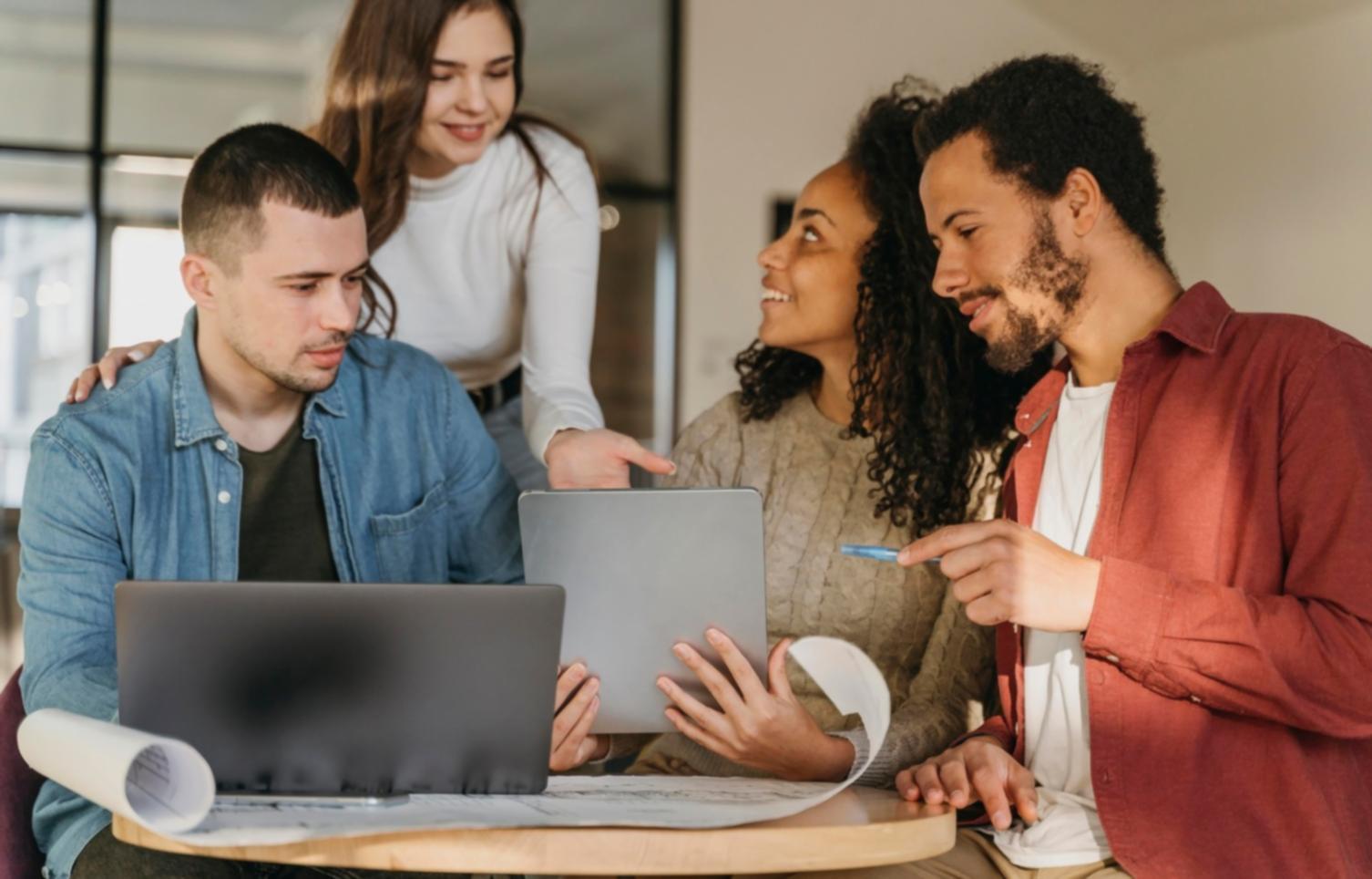 Командная работа сотрудников во время тренинга